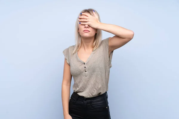 Mujer Rubia Joven Sobre Fondo Azul Aislado Cubriendo Los Ojos — Foto de Stock