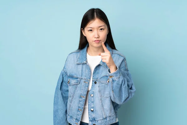 Junge Asiatische Frau Isoliert Auf Hintergrund Frustriert Und Zeigt Nach — Stockfoto