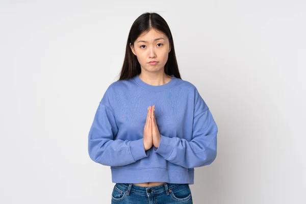Ung Asiatisk Kvinna Isolerad Bakgrunden Håller Handflatan Samman Personen Frågar — Stockfoto