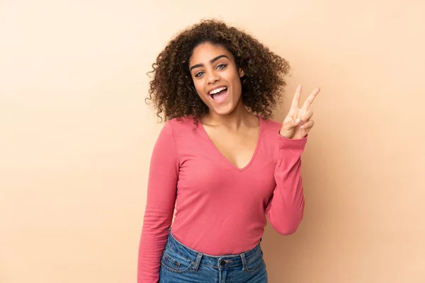 Jeune Afro Américaine Isolée Sur Fond Beige Souriant Montrant Signe — Photo