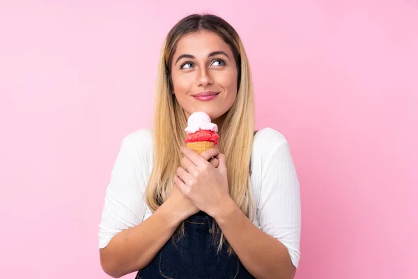 Jonge Uruguayaanse Vrouw Met Een Cornet Ijs Geïsoleerde Roze Achtergrond — Stockfoto