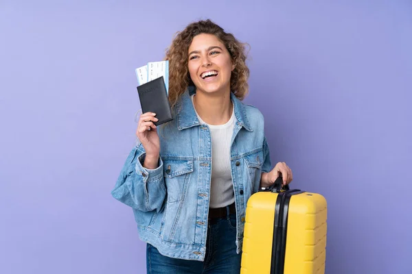 Jonge Blonde Vrouw Met Krullend Haar Geïsoleerd Paarse Achtergrond Vakantie — Stockfoto