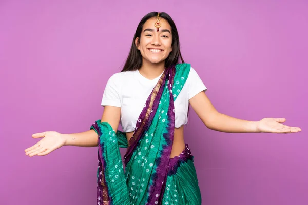 Νεαρή Ινδή Γυναίκα Σάρι Πάνω Από Απομονωμένο Φόντο Χαμογελώντας — Φωτογραφία Αρχείου