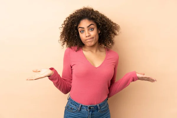 Young African American Woman Isolated Beige Background Having Doubts While — Stock Photo, Image