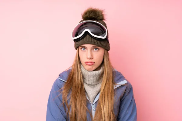 Esquiador Adolescente Chica Con Gafas Snowboard Sobre Aislado Rosa Fondo —  Fotos de Stock