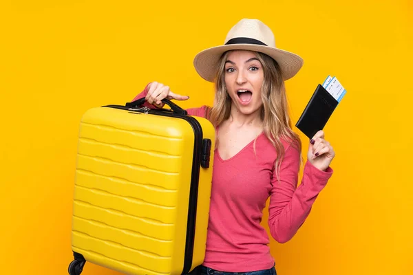 Mujer Joven Sobre Fondo Amarillo Aislado Vacaciones Con Maleta Pasaporte —  Fotos de Stock