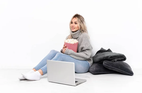 Adolescente Bionda Ragazza Mangiare Popcorn Mentre Guardando Film Sul Computer — Foto Stock