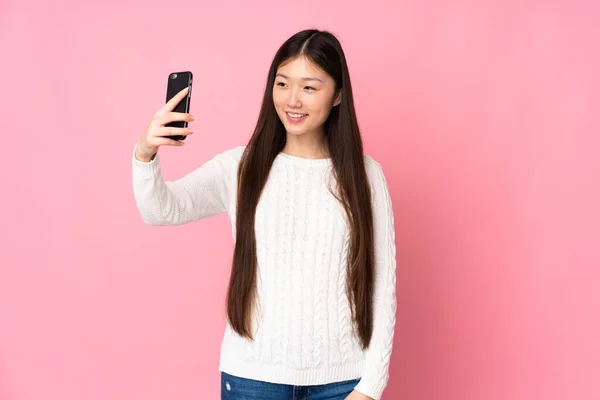 Joven Asiática Mujer Sobre Aislado Fondo Haciendo Selfie —  Fotos de Stock