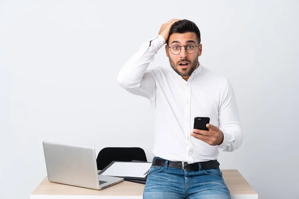 Joven Hombre Negocios Sosteniendo Teléfono Móvil Con Expresión Facial Sorpresa — Foto de Stock