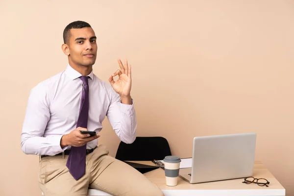 Ofisteki Genç Adamı Parmaklarıyla Tamam Işareti Yapıyor — Stok fotoğraf