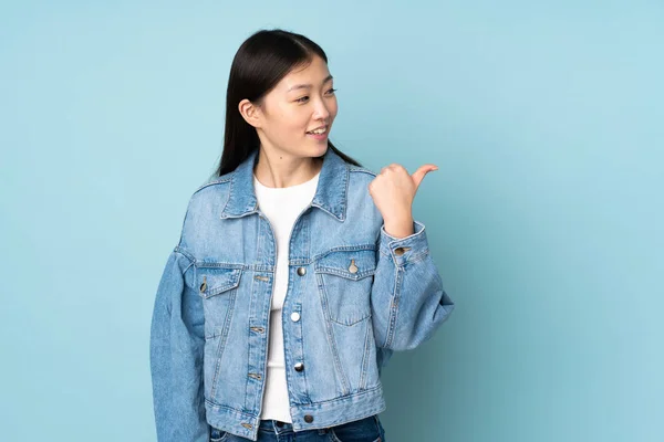 Junge Asiatische Frau Isoliert Auf Hintergrund Zeigt Auf Die Seite — Stockfoto
