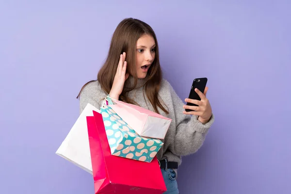 Adolescente Caucásica Chica Aislado Púrpura Fondo Sosteniendo Bolsas Compras Escribir — Foto de Stock