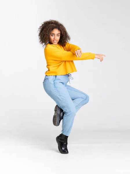 Joven Mujer Afroamericana Bailando Sobre Fondo Blanco Aislado — Foto de Stock