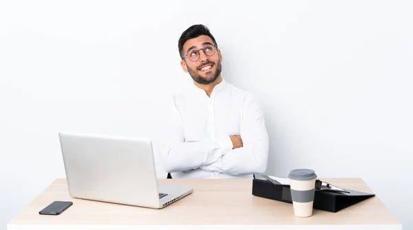 Joven Empresario Lugar Trabajo Mirando Hacia Arriba Mientras Sonríe — Foto de Stock