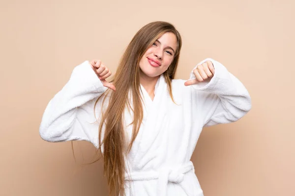 Teenager Mädchen Bademantel Über Isoliertem Hintergrund Stolz Und Selbstzufrieden — Stockfoto