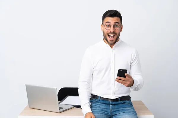 Jovem Empresário Segurando Telefone Celular Com Expressão Facial Surpresa — Fotografia de Stock