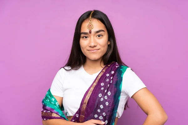 印度年轻女子 身披莎丽服 背景偏僻 — 图库照片
