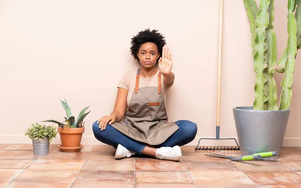 Gärtnerin Sitzt Auf Dem Boden Und Macht Stopp Geste — Stockfoto