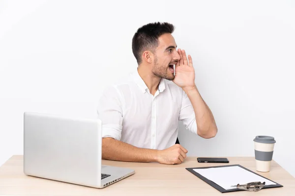 Joven Hombre Negocios Con Teléfono Móvil Lugar Trabajo Gritando Con — Foto de Stock