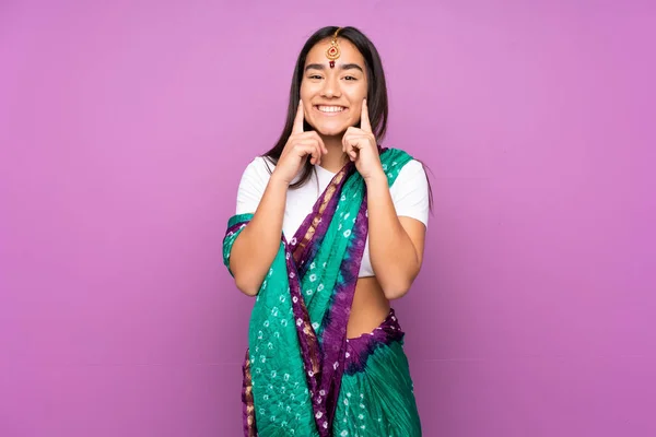 Mujer India Joven Con Sari Sobre Fondo Aislado Sonriendo Con —  Fotos de Stock