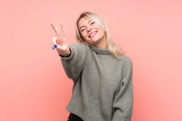 Joven Rubia Rusa Sobre Fondo Rosa Aislado Sonriendo Mostrando Signo — Foto de Stock