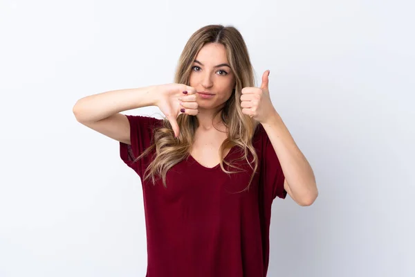 Mujer Joven Sobre Fondo Blanco Aislado Haciendo Buena Mala Señal —  Fotos de Stock