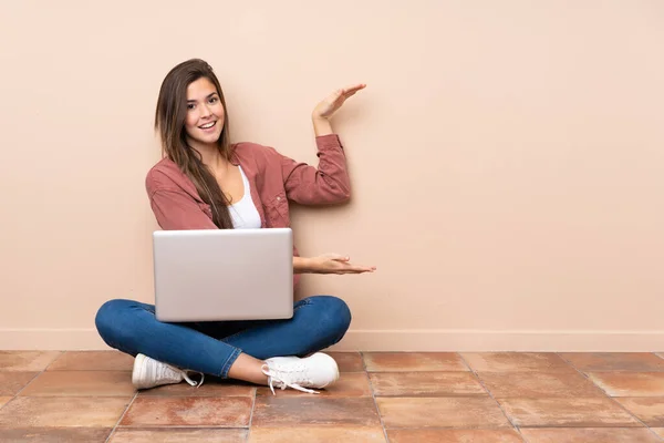 Έφηβη Μαθήτρια Που Κάθεται Στο Πάτωμα Ένα Φορητό Υπολογιστή Κρατώντας — Φωτογραφία Αρχείου