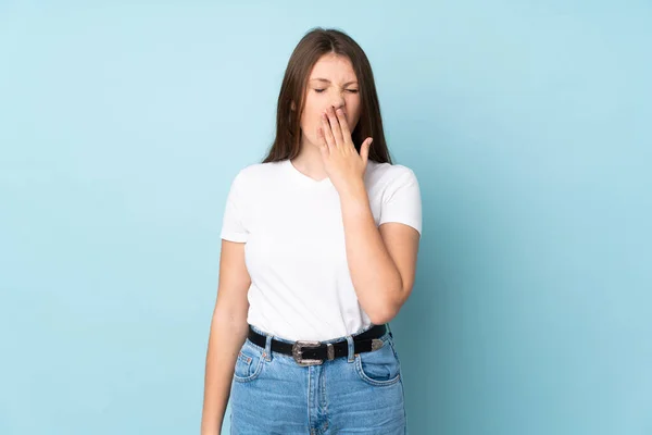 Genç Beyaz Kız Mavi Arka Planda Izole Edilmiş Esniyor Ağzını — Stok fotoğraf