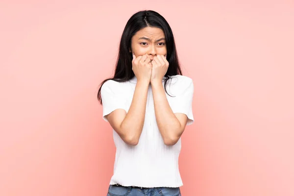 Teenager Chinesische Frau Isoliert Auf Rosa Hintergrund Nervös Und Verängstigt — Stockfoto