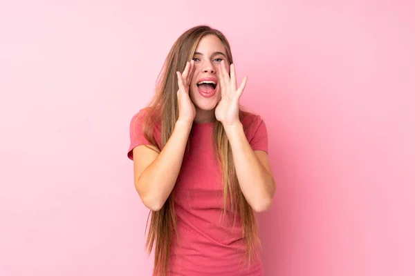 Soyutlanmış Pembe Arka Planda Genç Sarışın Kız Ağzı Açık Bağırıyor — Stok fotoğraf
