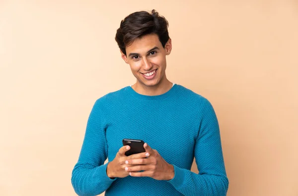 Mann Mit Isoliertem Hintergrund Sendet Eine Nachricht Mit Dem Handy — Stockfoto