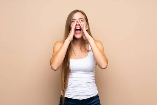 Tiener Blond Meisje Geïsoleerde Achtergrond Schreeuwen Aankondigen Iets — Stockfoto