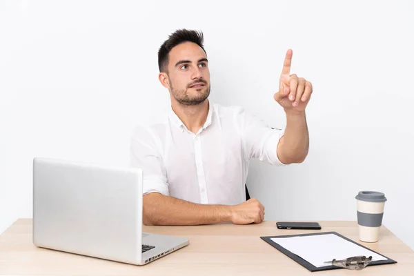 Joven Hombre Negocios Con Teléfono Móvil Lugar Trabajo Tocando Pantalla — Foto de Stock