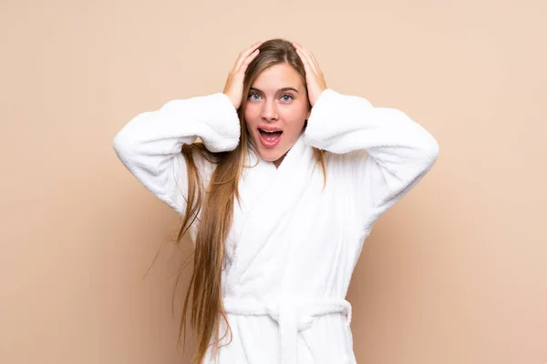 Teenager Mädchen Bademantel Über Isoliertem Hintergrund Mit Überraschendem Gesichtsausdruck — Stockfoto