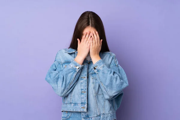 Adolescente Chica Caucásica Aislada Sobre Fondo Púrpura Con Expresión Cansada —  Fotos de Stock