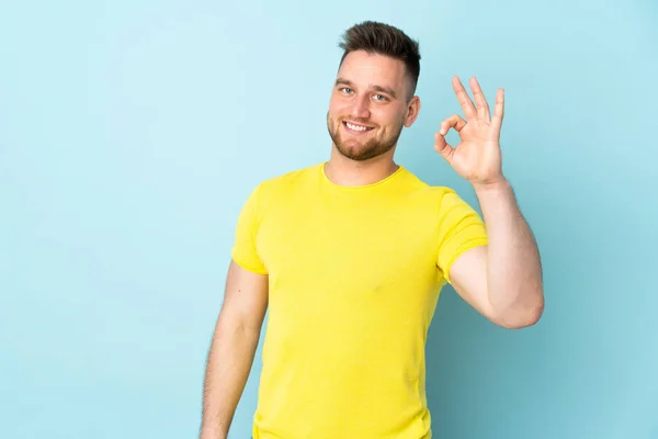 Ruský Pohledný Muž Izolované Modrém Pozadí Ukazující Znamení Prsty — Stock fotografie