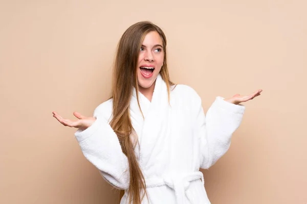 Adolescente Menina Roupão Banho Sobre Fundo Isolado Com Expressão Facial — Fotografia de Stock