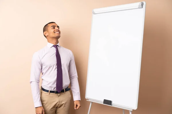 Junger Geschäftsmann Mit Isoliertem Hintergrund Hält Eine Präsentation Auf Whiteboard — Stockfoto
