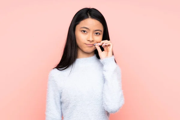 Teenager Chinesische Frau Isoliert Auf Rosa Hintergrund Zeigt Ein Zeichen — Stockfoto