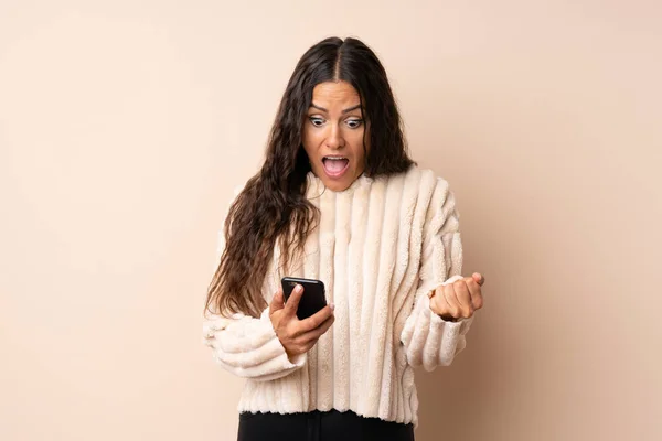 Young Woman Isolated Background Surprised Sending Message — Stock Photo, Image