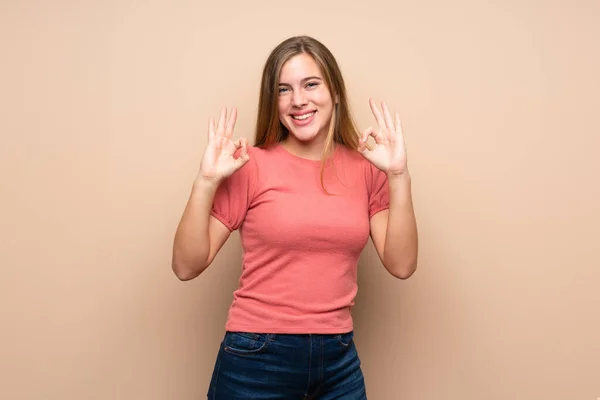 Teenager Blondýny Dívka Přes Izolované Pozadí Ukazující Znamení Prsty — Stock fotografie
