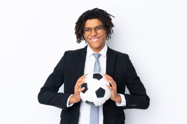 İzole edilmiş beyaz arka planda futbol koçu çok gülümsüyor.