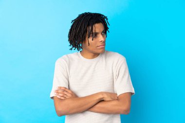 Genç Afro-Amerikalı adam izole edilmiş mavi arkaplan portresi