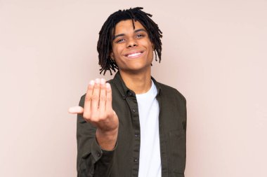 Genç Afro-Amerikalı bir adam izole edilmiş arka planda bizimle gelmesi için davet ediliyor. Gelmene sevindim.