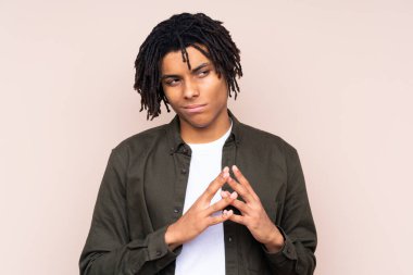 Genç Afrikalı Amerikalı bir adam izole edilmiş bir arka plan entrikası yapıyor.