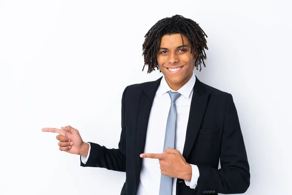 Ung Afroamerikansk Affärsman Över Isolerad Vit Bakgrund Pekar Finger Sidan — Stockfoto