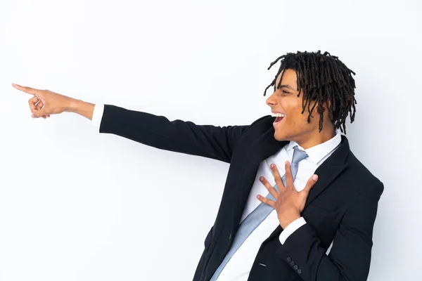 Молодой Афроамериканский Бизнесмен Изолированном Белом Фоне Указывает Пальцем Сторону — стоковое фото