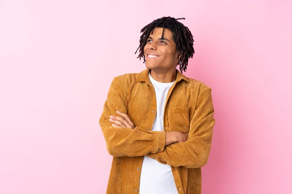 Giovane Uomo Afroamericano Con Giacca Velluto Coste Isolato Sfondo Rosa — Foto Stock