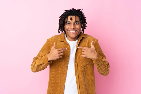 Молодой Афроамериканец Вельветовой Куртке Изолированном Розовом Фоне Неожиданным Выражением Лица — стоковое фото