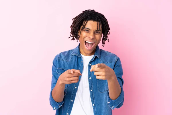 Junger Afroamerikanischer Mann Mit Jeanshemd Über Isoliertem Rosa Hintergrund Zeigt — Stockfoto